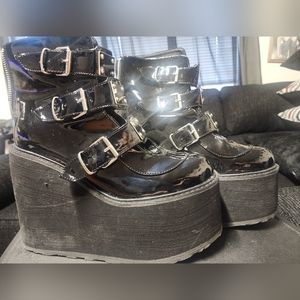 Stap and buckle platform boota